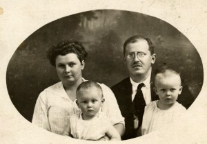 семейство Тагамлицки (бебето Ярослав е отляво), 1918 г.?
